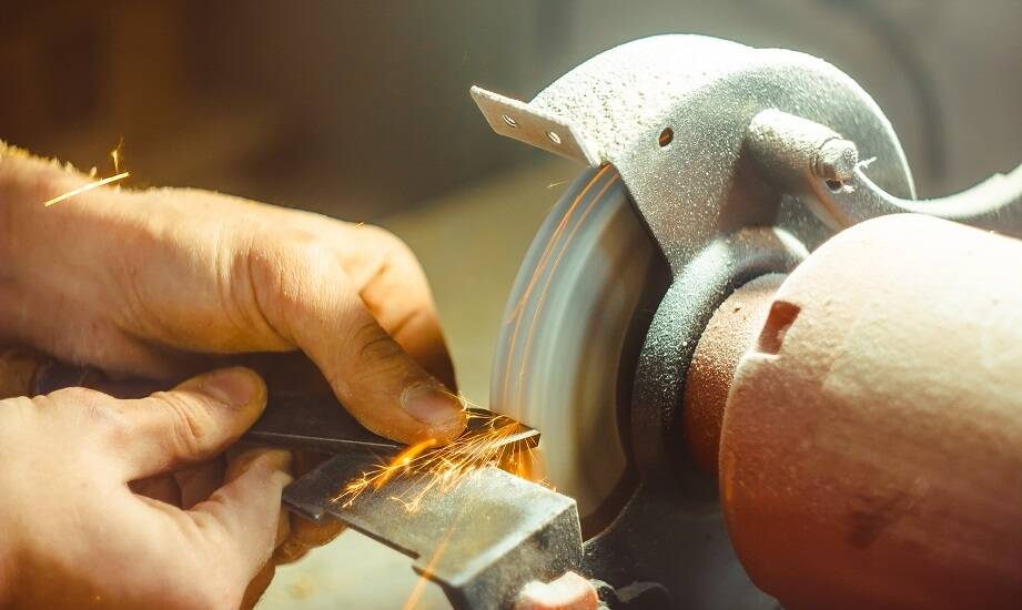 Jak wykorzystać stołową szlifierkę w codziennych pracach warsztatowych?