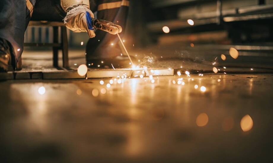 Precyzyjne napawanie materiałów: zastosowanie w naprawie formy