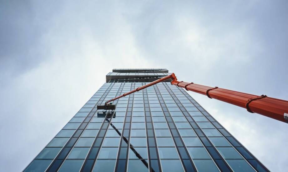 Profesjonalne mycie okien na wysokości: kluczowe korzyści dla biurowców