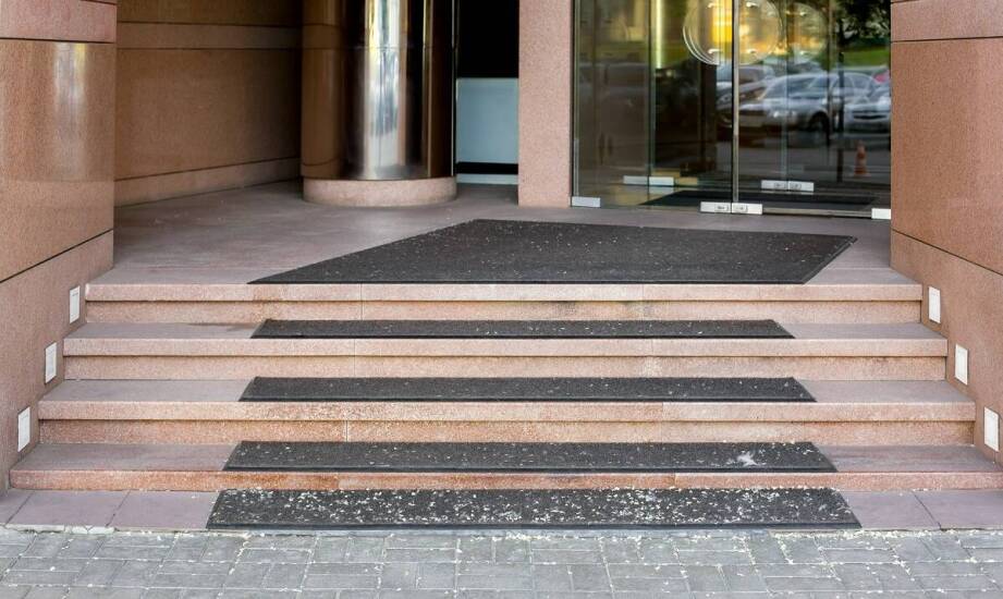 Metalowa wycieraczka jako element strategii utrzymania czystości w dużych obiektach