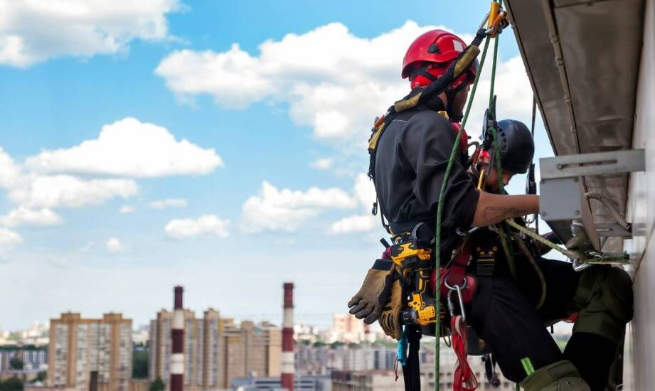 Mycie i czyszczenie elewacji z wykorzystaniem technik alpinistycznych