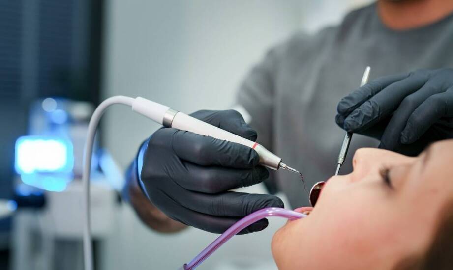 Jakie są zalety piaskowania zębów w ramach kompleksowej higienizacji?