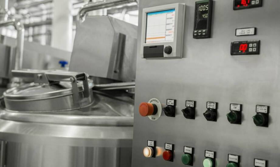 Jakie korzyści niesie zastosowanie tabliczek znamionowych aluminiowych w przemyśle chemicznym?