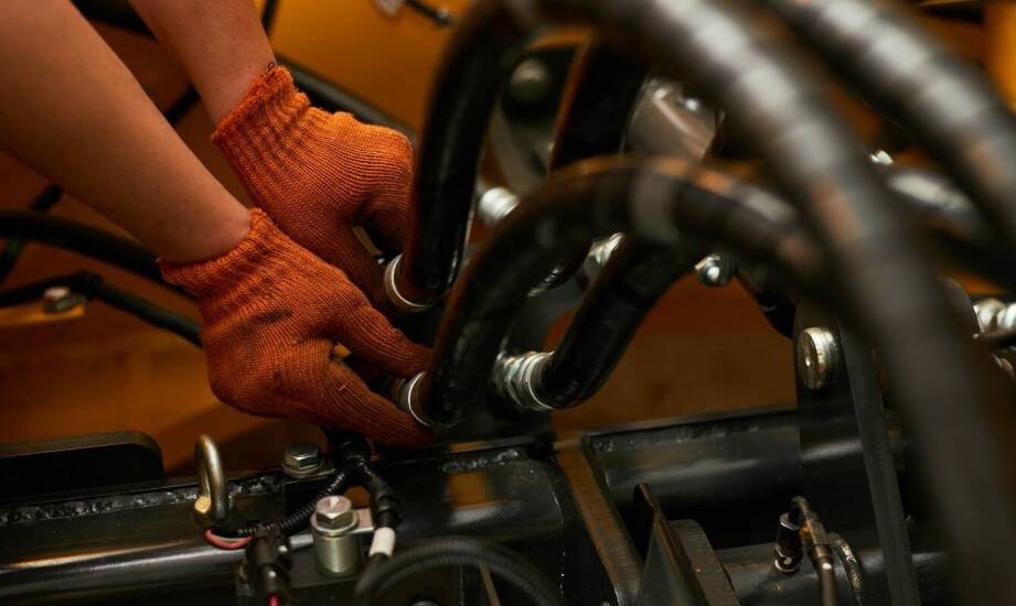 Zakuwanie hydraulicznych węży: kluczowe korzyści dla przemysłowych systemów