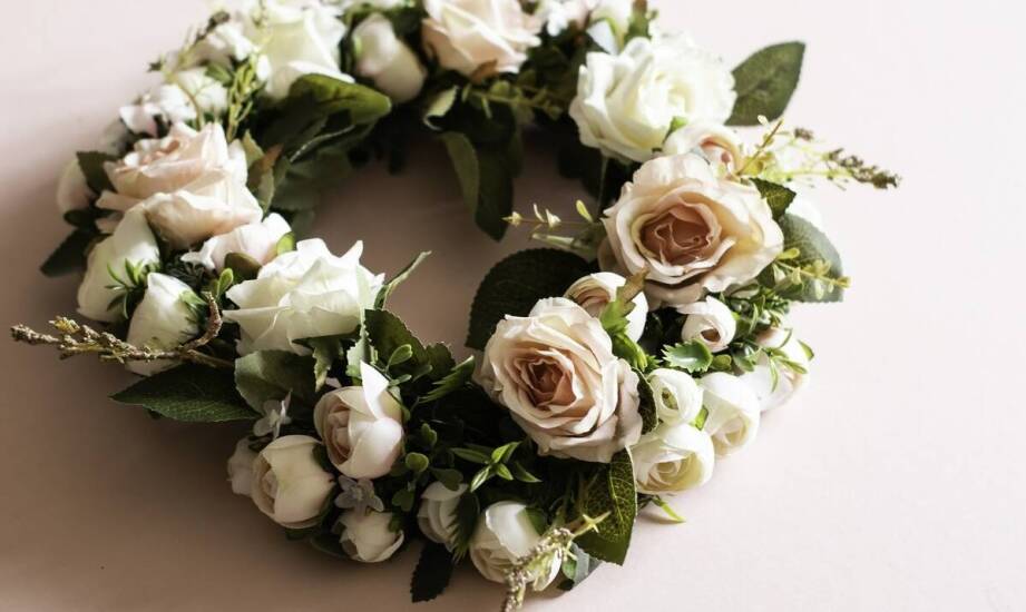 Rola wianków ze sztucznych kwiatów w dekoracjach okolicznościowych