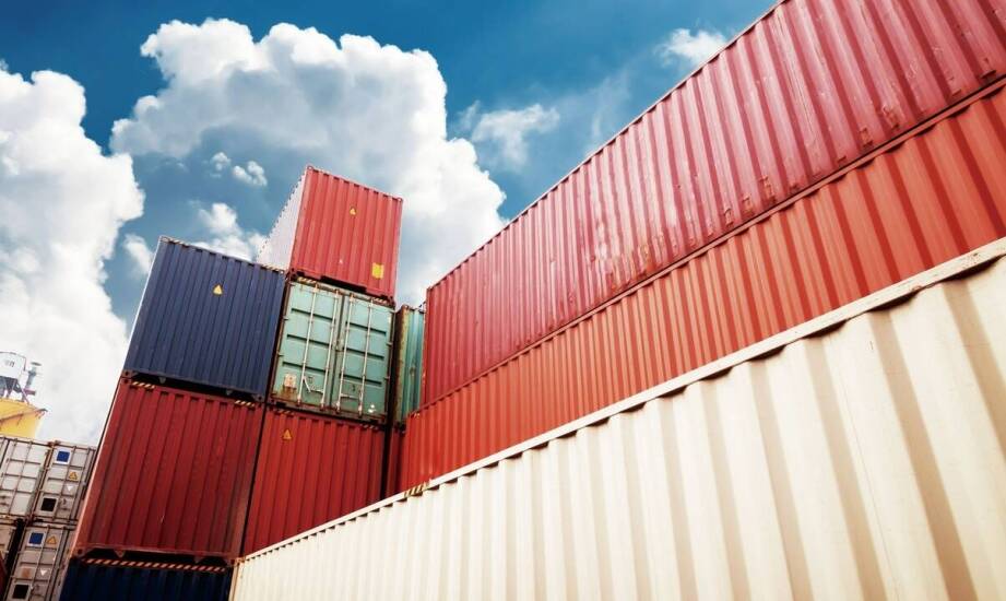 Was sind die wichtigsten Eigenschaften von Abrollcontainern im Transport?