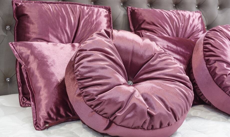 Najlepsze sposoby na łączenie różnych kolorów welurowych poszewek