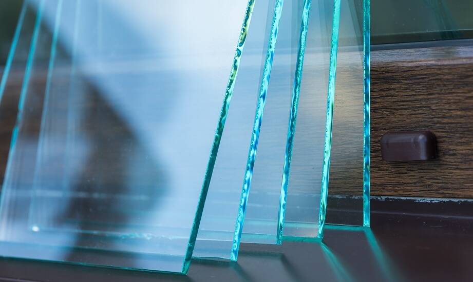 Różnorodność kolorów i wzorów szklanych paneli – inspiracje dla Twojego domu