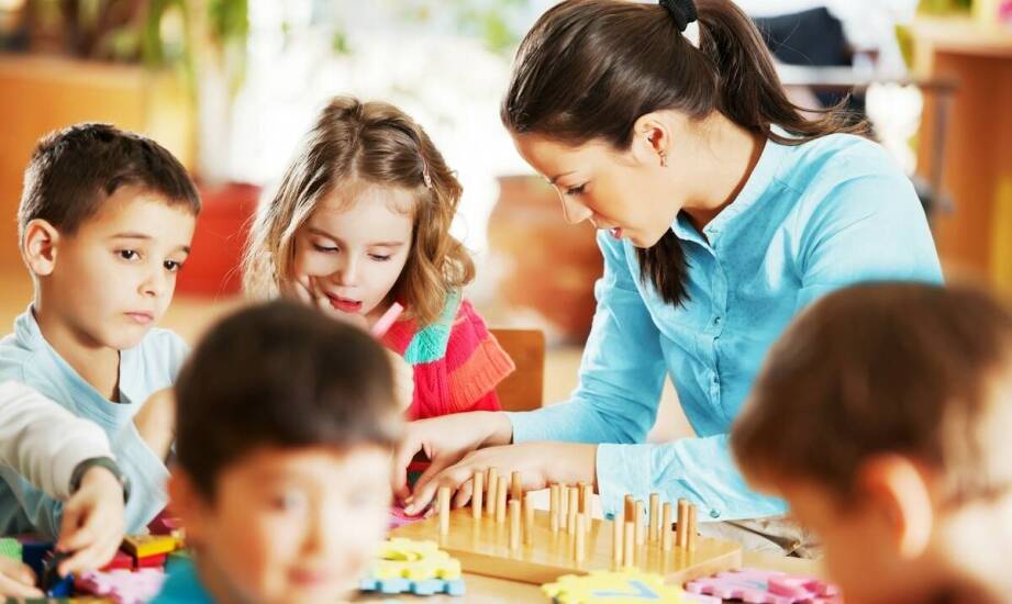 Jak specjalny pedagog pomaga dzieciom z trudnościami w adaptacji szkolnej?