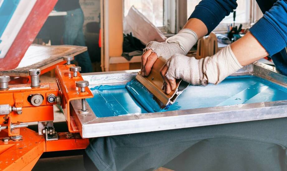 Maszyny do sitodruku a zróżnicowana oferta dla przemysłu szklarskiego