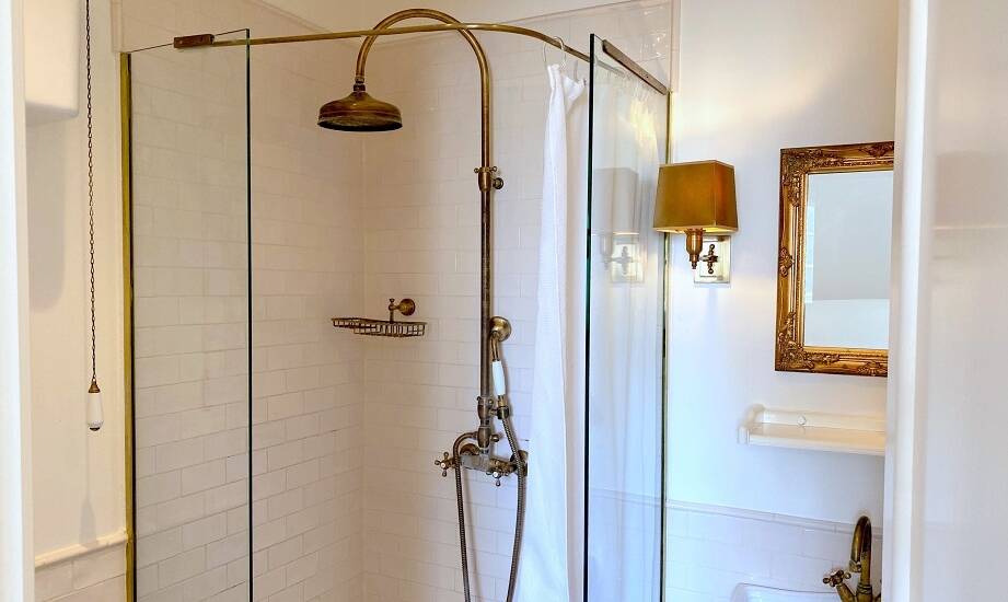 Dekoracyjne elementy w retro kabinach prysznicowych