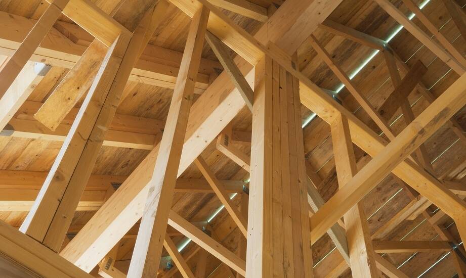 Wybór odpowiednich krokwi do więźby dachowej – praktyczne wskazówki