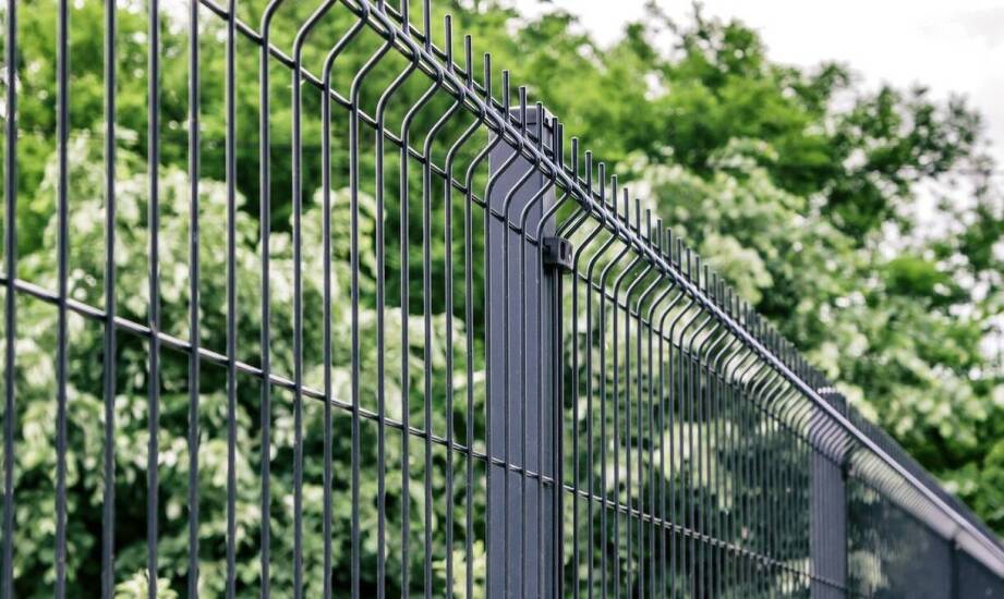 Wybór odpowiednich słupków do stalowych ogrodzeń: co warto rozważyć?