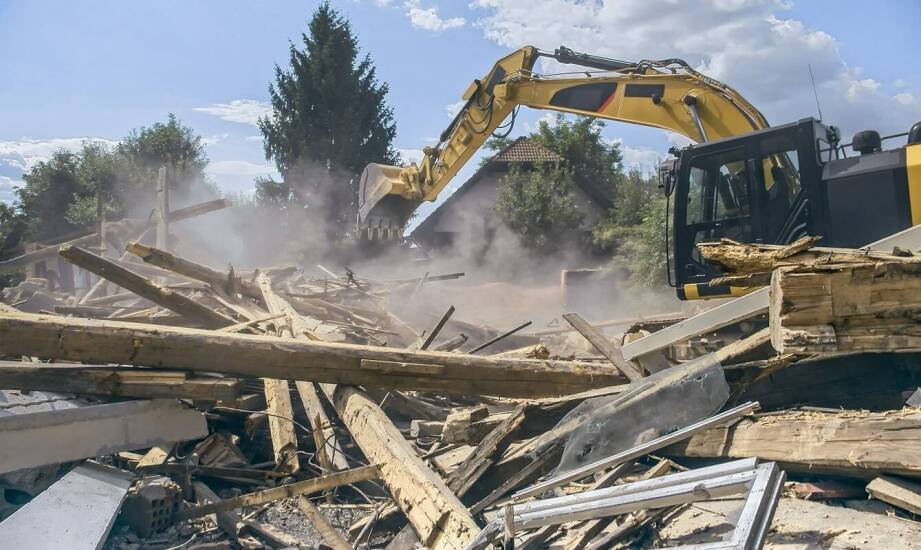 Rola ciężkiego sprzętu w procesie rozbiórek i wyburzeń