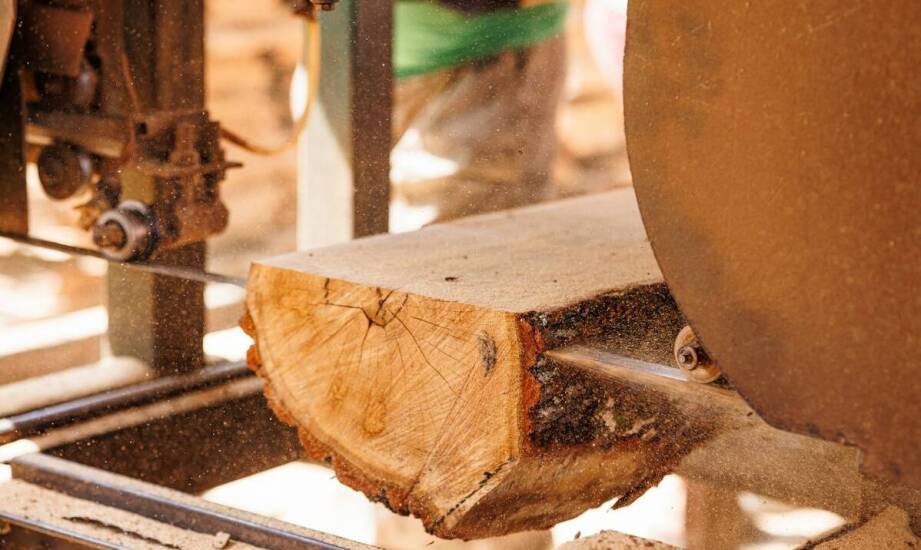 Wykorzystanie nowoczesnych maszyn w produkcji drewna w tartaku.