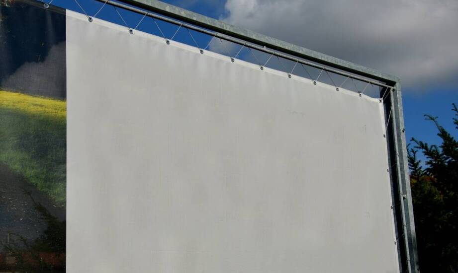 Przewodnik po najpopularniejszych materiałach używanych do produkcji plandek na altany