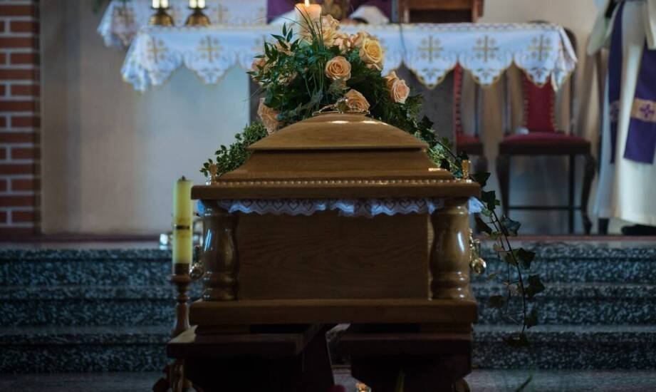 Symbolika krzyża w pogrzebowych ceremoniach – jakie warianty oferujemy?