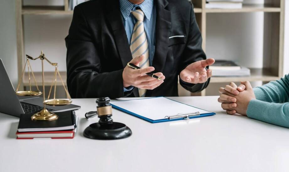 Jakie sprawy warto konsultować z adwokatem specjalizującym się w prawie pracy?