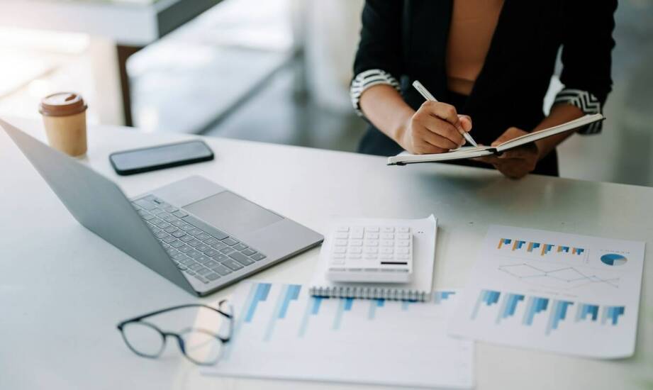 Efektywność finansowa dzięki pełnej księgowej obsłudze – jak to działa?