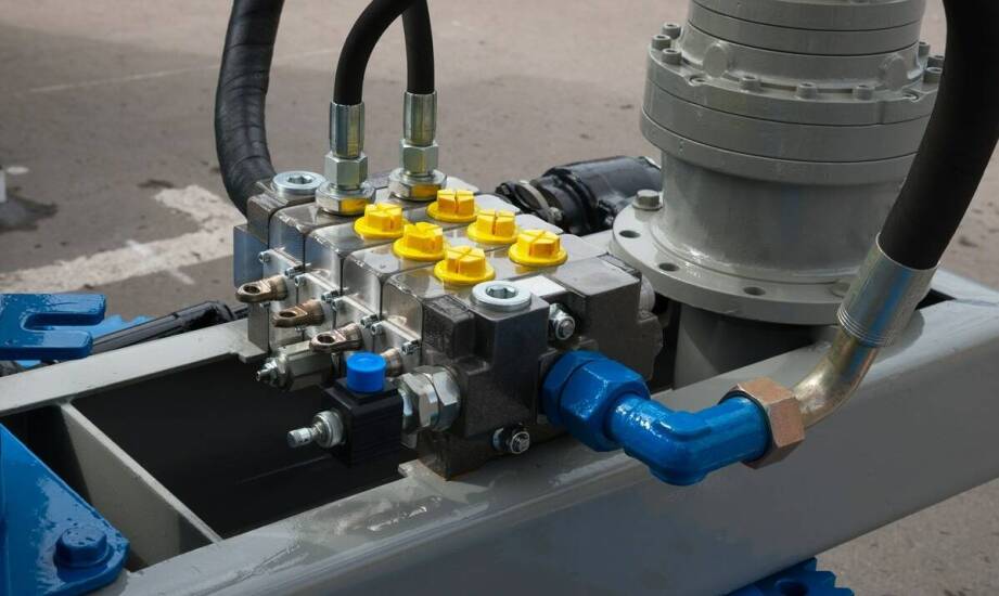 Jakie są wyzwania przy projektowaniu podporowych siłowników dla dźwigów?