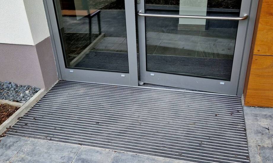 Jakie są kluczowe cechy ażurowych wycieraczek do zastosowań zewnętrznych?