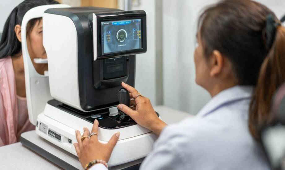 W jaki sposób badanie OCT przyczynia się do ochrony zdrowia oczu?