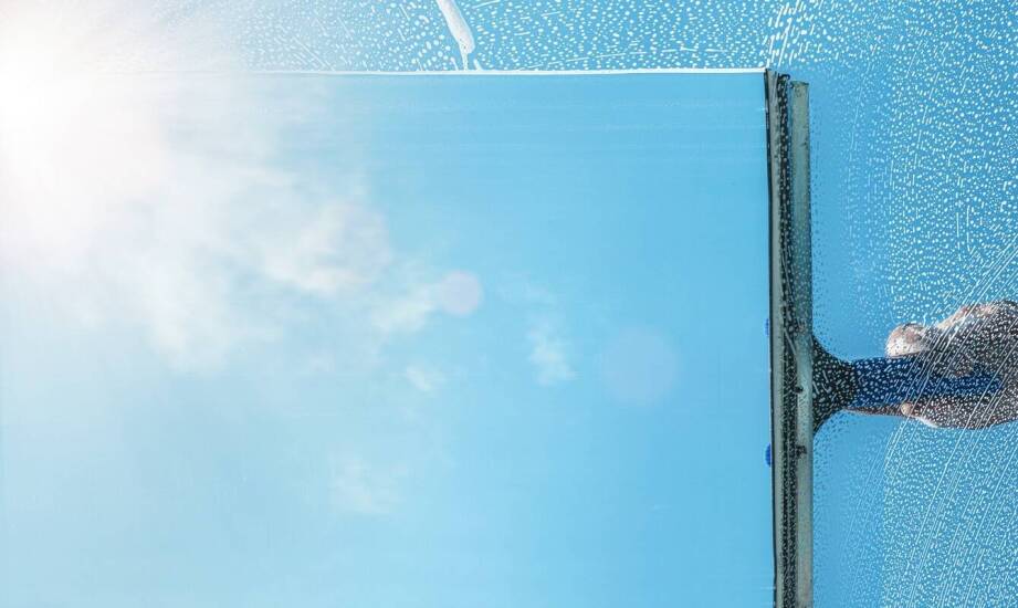 Jakie są zalety korzystania z usług specjalistów do czyszczenia witryn?