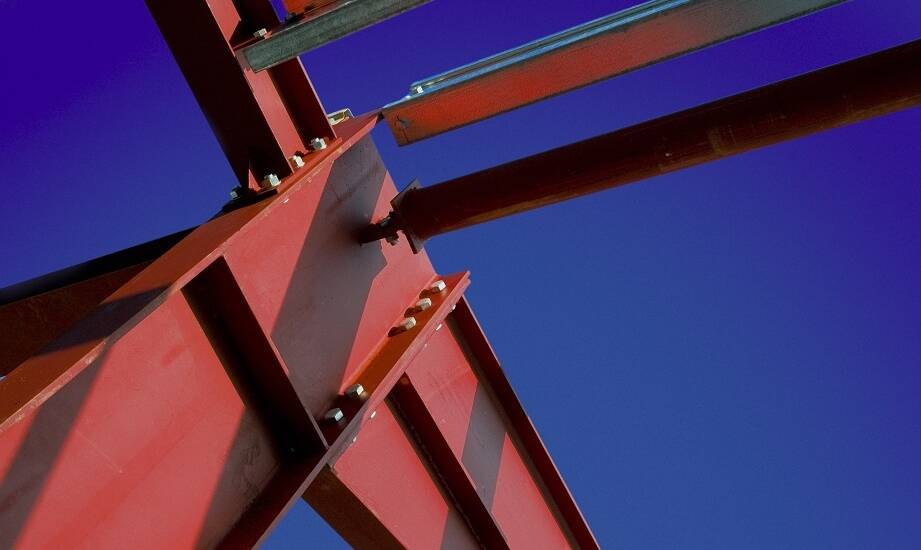 Jakie są najważniejsze aspekty konstrukcyjne przy zastosowaniu stalowego rozparcia?