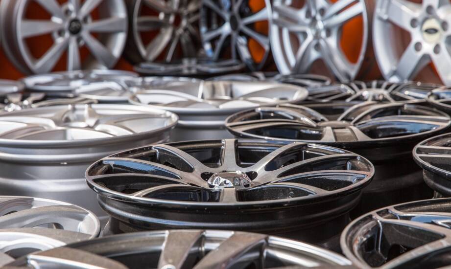 Jakie montażowe zestawy są dostępne dla felg Mini Cooper?