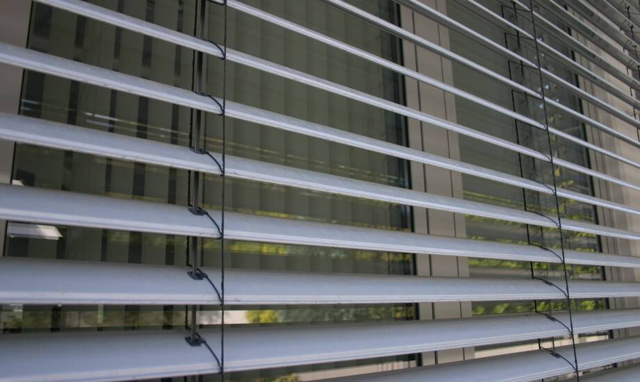 Zalety wyboru rolet aluminiowych do okien