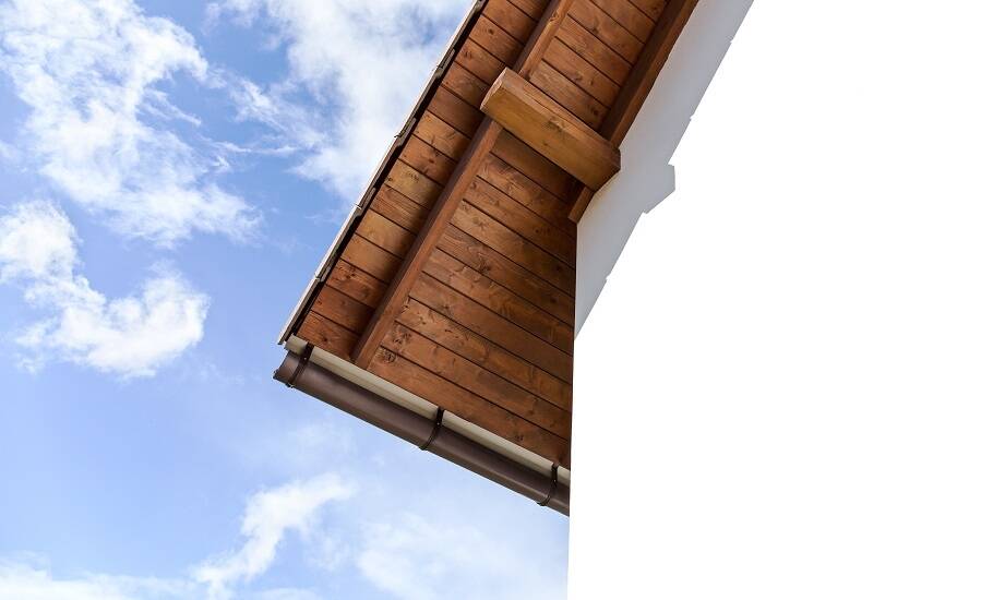 Deska podbitkowa jako kluczowy element wykończenia konstrukcji dachowych