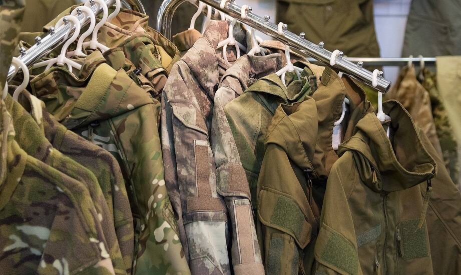 Jak dbać o militarne ubrania, by służyły przez lata?