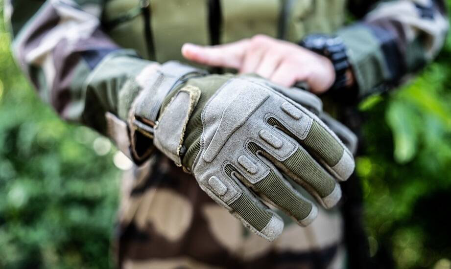 Jak wybrać idealne militarne ubrania na różne pory roku?