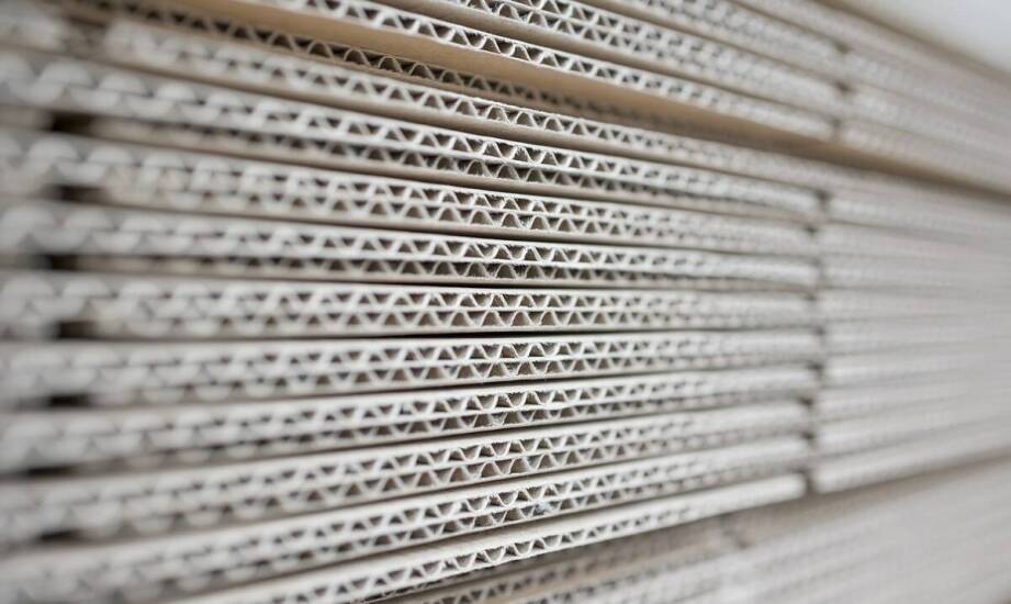 Tektura falista – niezawodny materiał do opakowań zbiorczych i jednostkowych