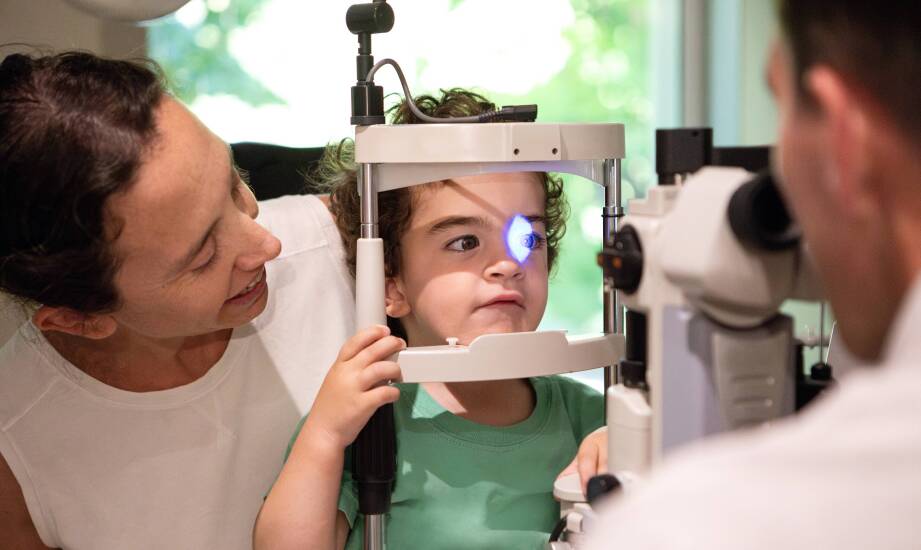 W jaki sposób niemowlęcy okulista diagnozuje i leczy zeza u dzieci?