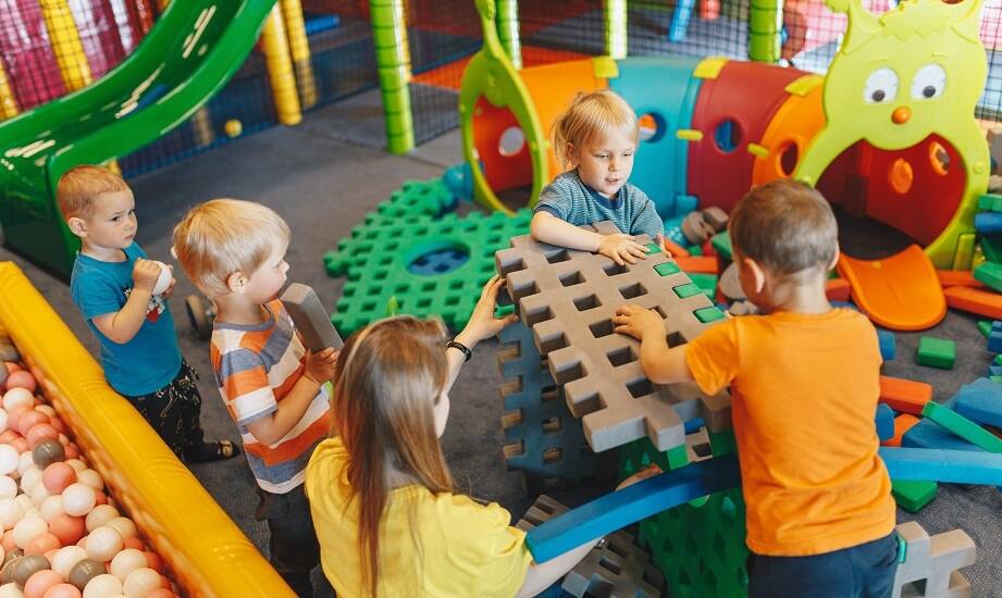 Jak sala zabaw w Wołominie wspiera rozwój dzieci poprzez zabawę?