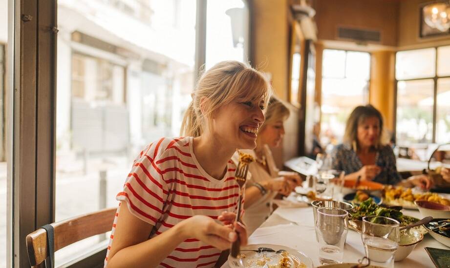 W jaki sposób rezerwacja miejsca przy stole z nieznajomymi wzbogaca doświadczenie związane ze śniadaniem?