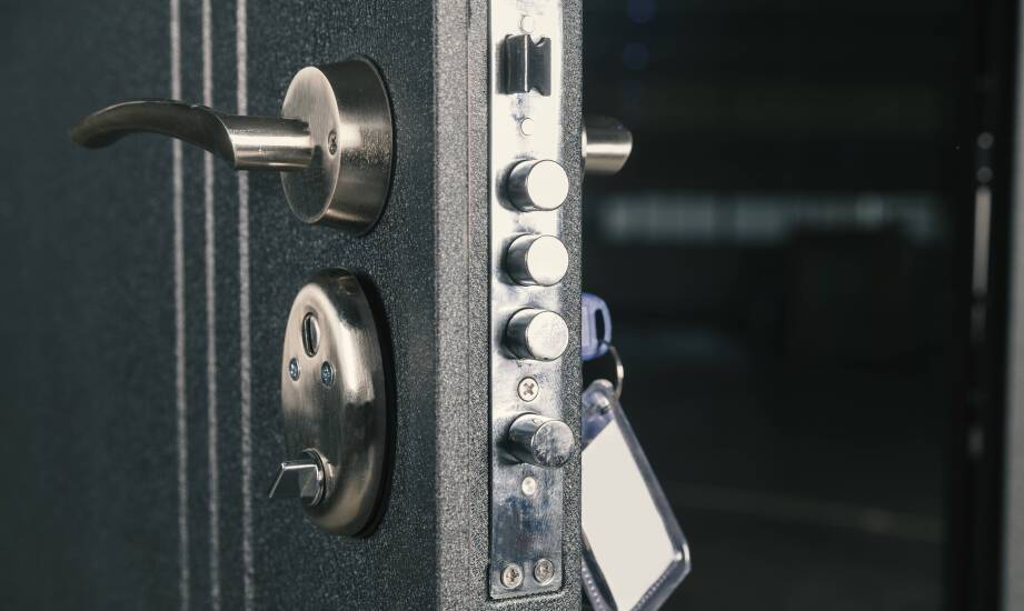 Przewodnik po antywłamaniowych drzwiach - jak wybrać odpowiednie dla mieszkania?