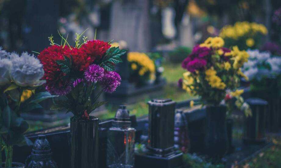 Jak wygląda współpraca z florystami przy organizacji pogrzebu w Gdyni?