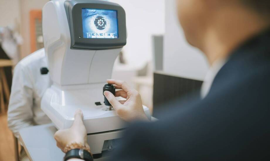 Jakie czynniki optometrysta bierze pod uwagę przy doborze soczewek?