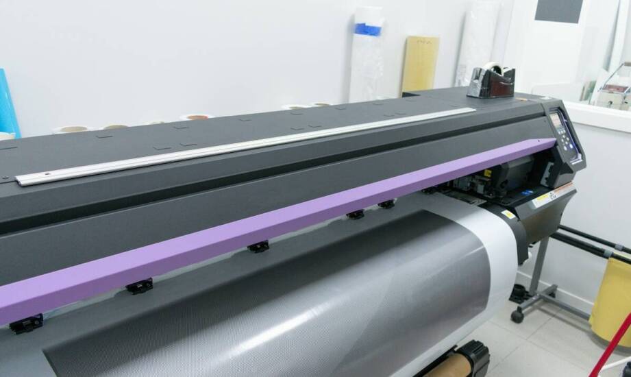 Proces zamawiania fototapet w drukarni.