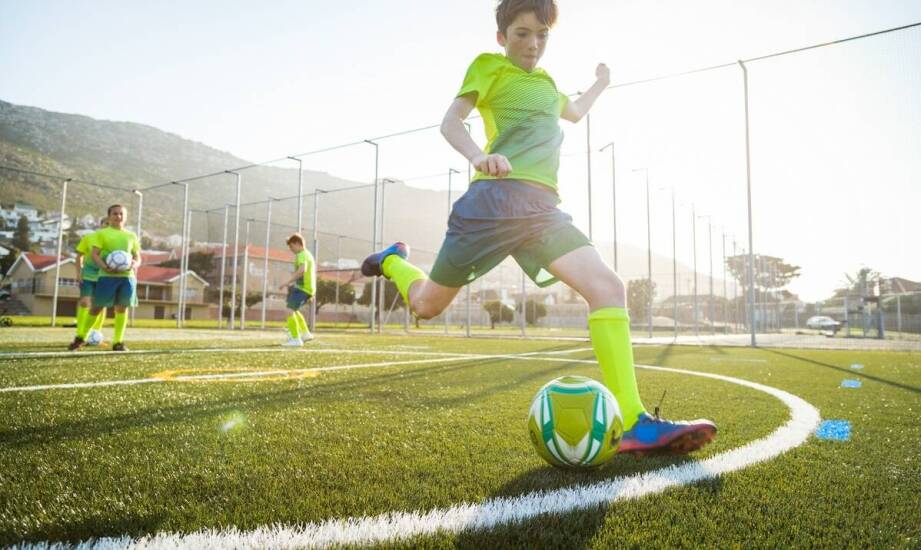 Jak dmuchane piłkarskie boisko może wzbogacić ofertę sportowych imprez?