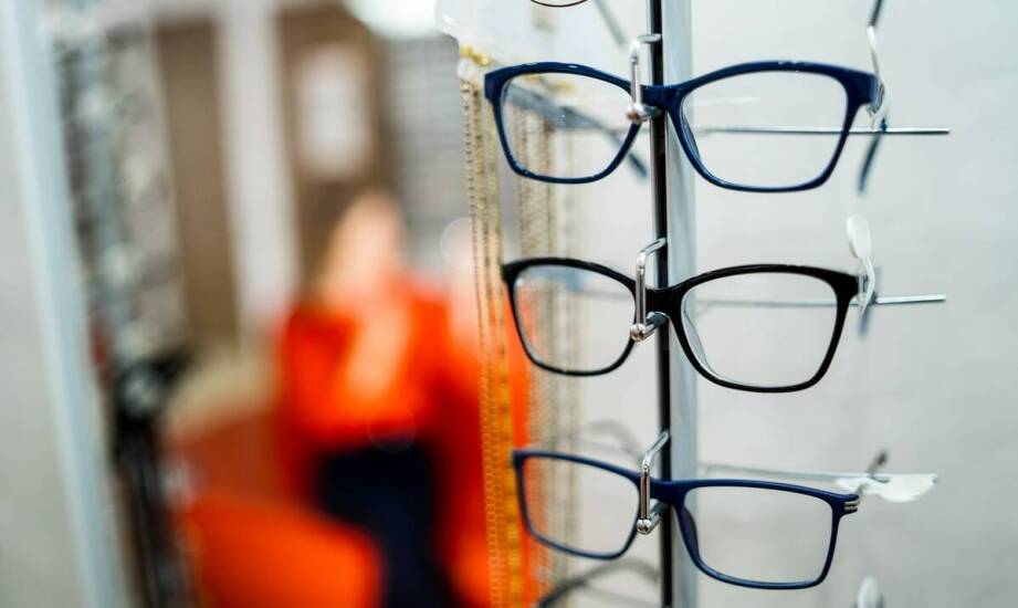 Szeroki wybór oprawek – jak dobrać idealne okulary w optycznym salonie?
