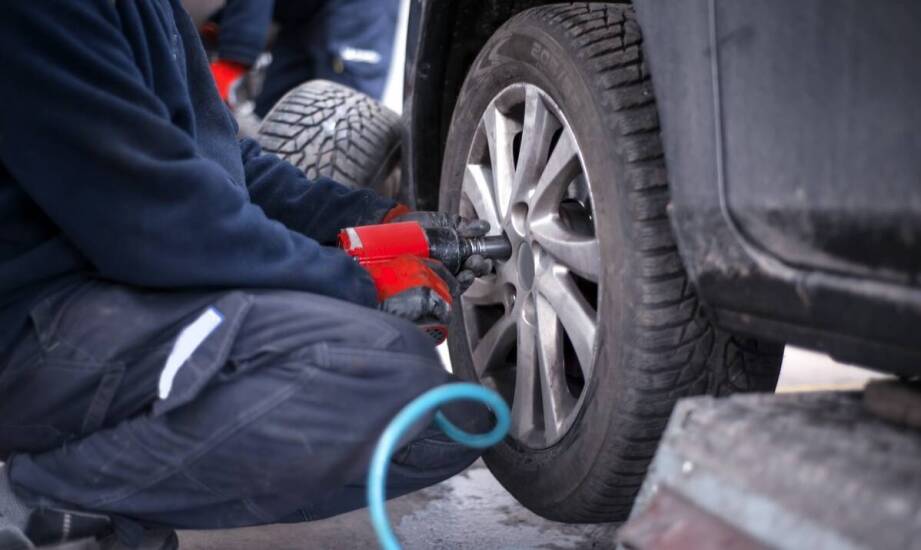 Jakie są kluczowe aspekty wyboru montażownicy do opon dla mobilnych serwisów?