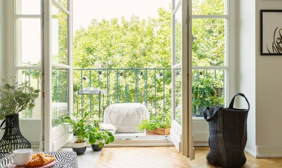 Estetyczne balkonowe aranżacje z użyciem stojaków na doniczki