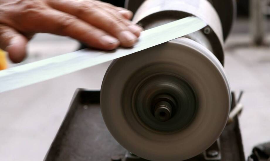 Jakie są zalety stosowania trzpieniowych ściernic z włókniny w fazowaniu krawędzi?