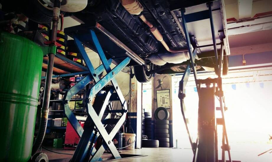 Zalety stosowania kanałowych podnośników przy naprawie busów i vanów