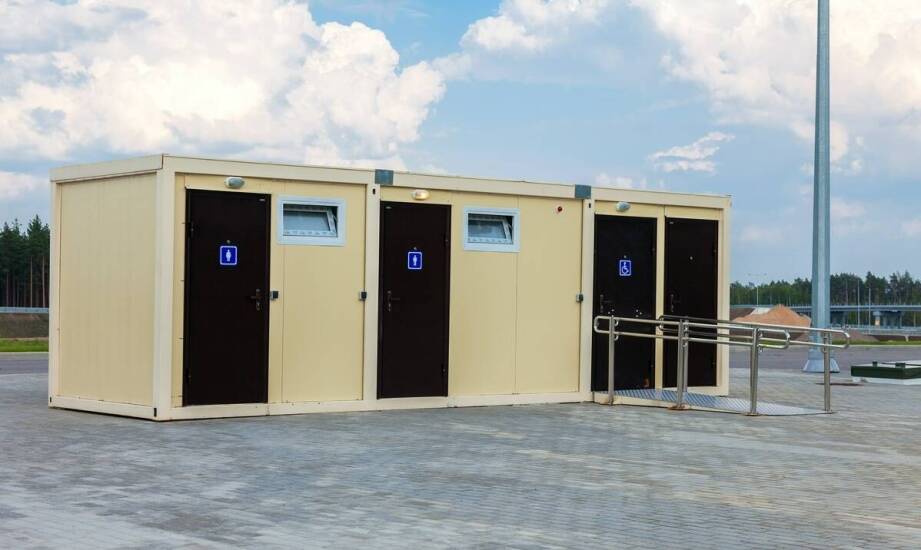 Jakie są zalety wynajmu przenośnych toalet dla małych eventów w Pabianicach?