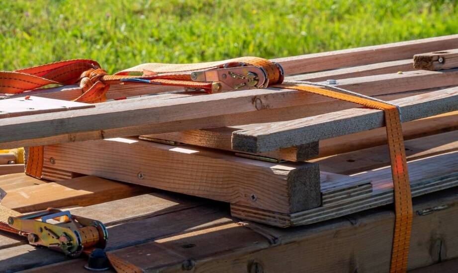 Jakie funkcje spełniają mocujące taśmy w logistyce i transporcie?