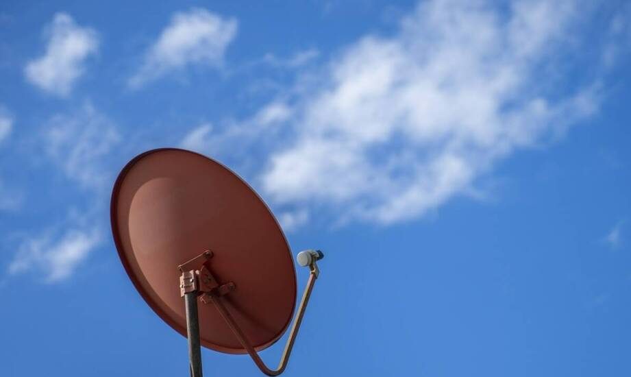 Jak instalacja satelitarnej anteny wpływa na dostęp do międzynarodowych telewizyjnych kanałów?